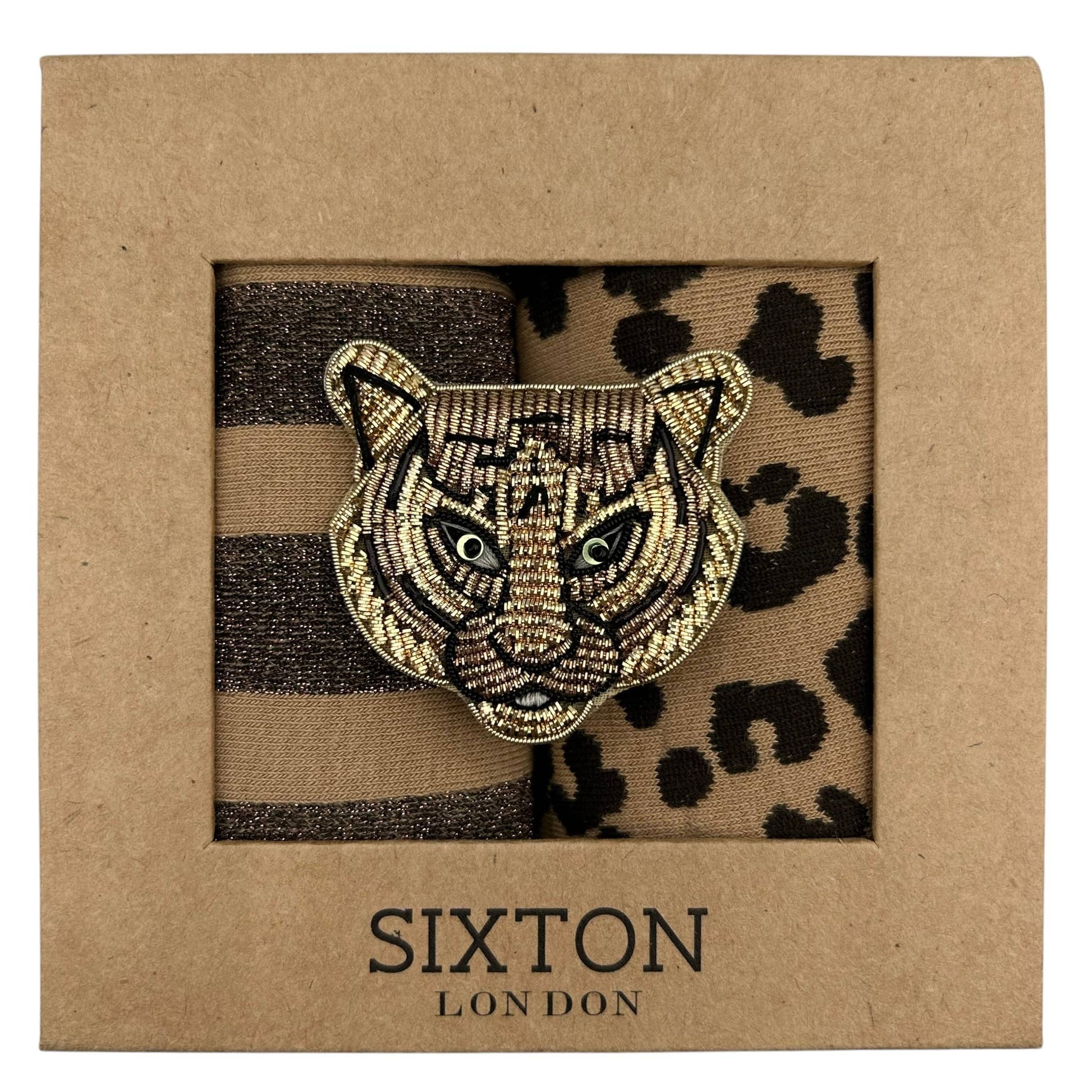 Coffret cadeau chaussettes léopard avec deux paires de chaussettes motif rayé et léopard, accompagné d'une broche tête de tigre brodée. Idéal pour offrir.