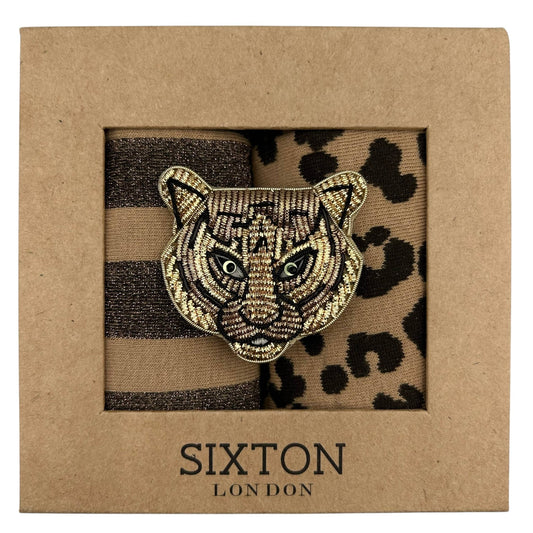 Coffret cadeau chaussettes léopard avec deux paires de chaussettes motif rayé et léopard, accompagné d'une broche tête de tigre brodée. Idéal pour offrir.