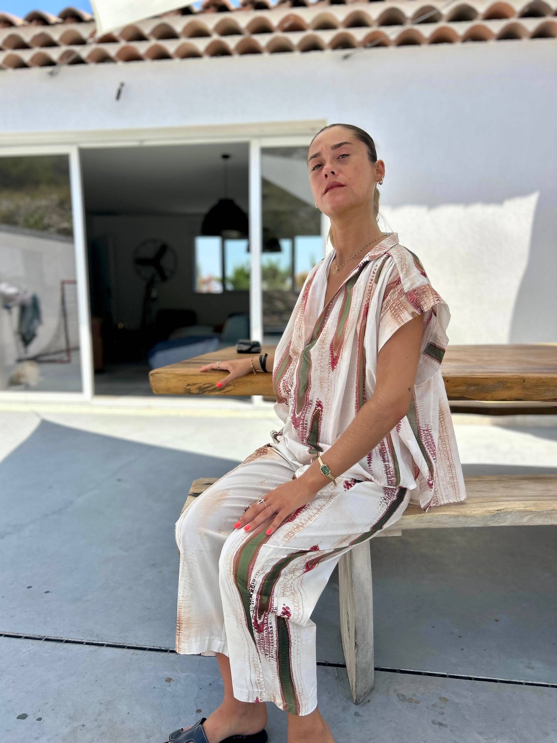 Blouse été fluide femme Anouk Johanna Paris, assise en terrasse, design bohème en coton léger, idéale pour les journées ensoleillées.