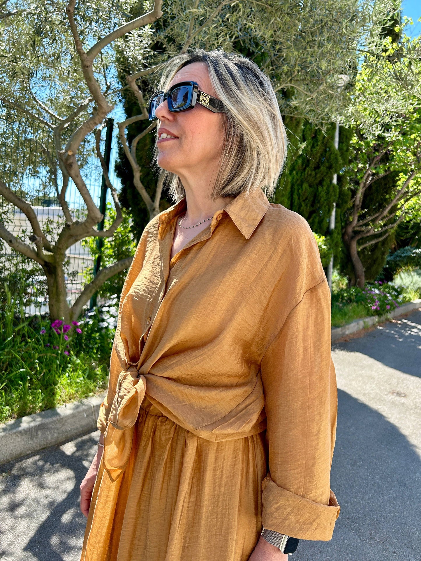 Eclat du Sud Ensemble - Chic Fluid Look, chemise fluide nouée et jupe élégante pour femme, style estival raffiné et confortable.