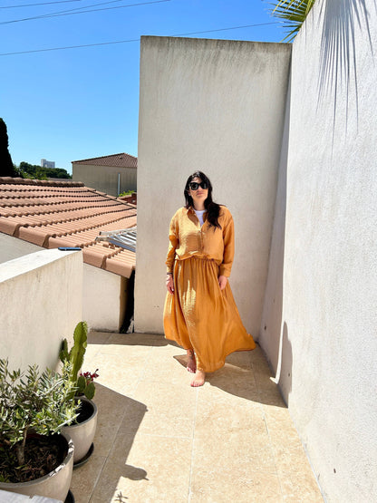 Ensemble fluide Éclat du Sud, jupe longue et chemise légère pour un look chic et décontracté, mode femme élégante pour l'été.