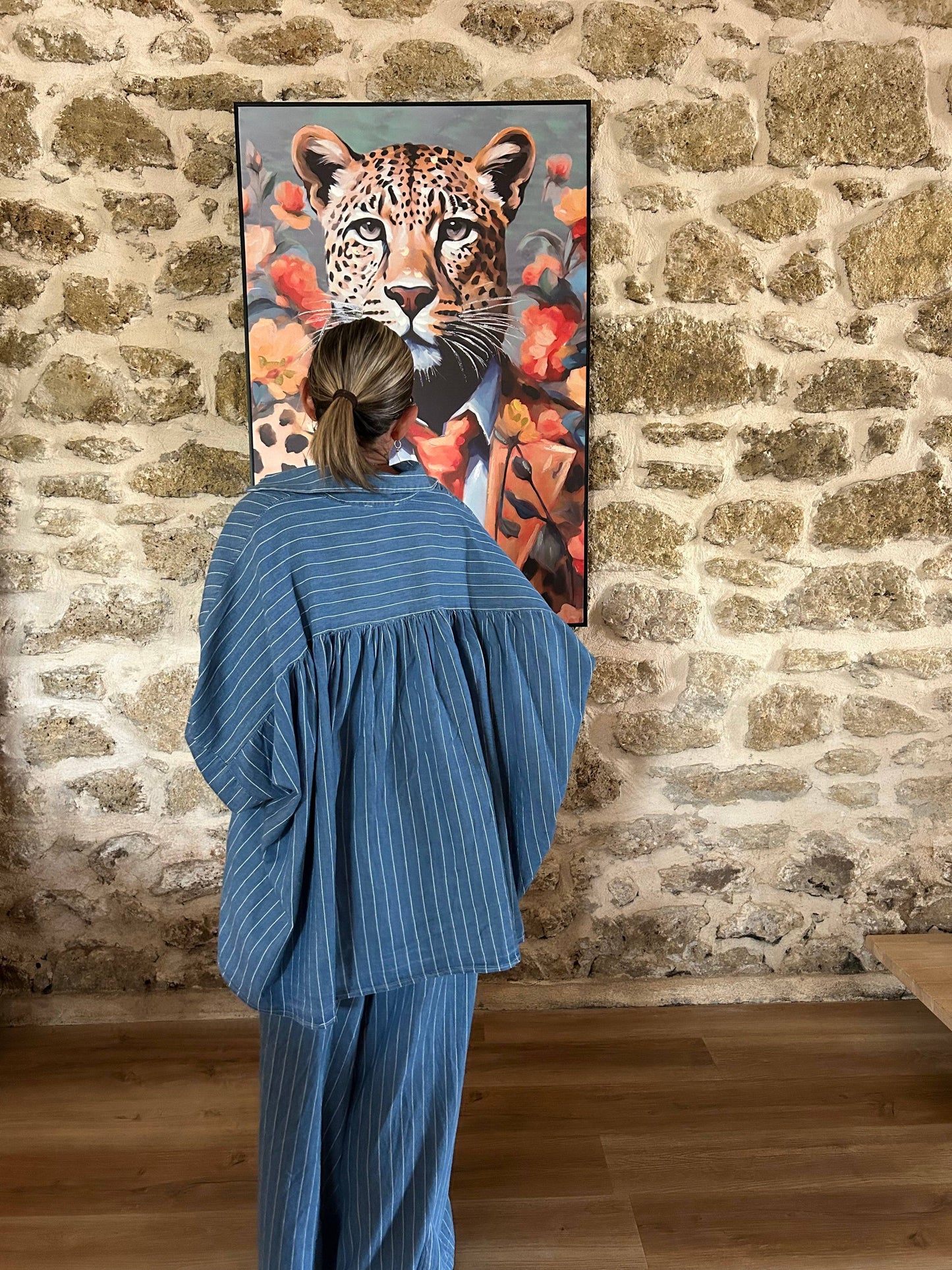 Vue arrière de l'ensemble Chiara oversize en denim rayé, mettant en valeur la coupe fluide et le design moderne de la chemise ample.