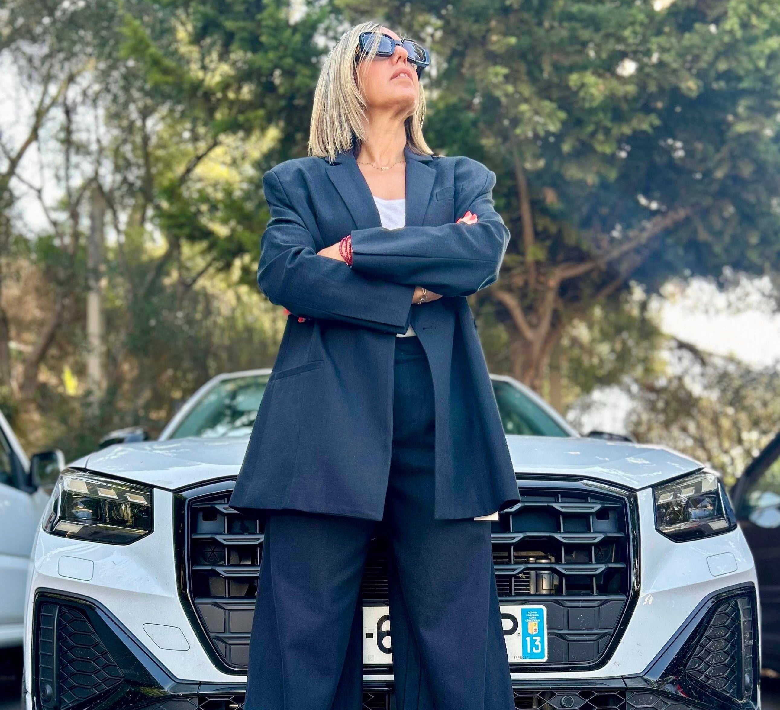 Blazer Icon noir - Collection Automne 2025 porté en extérieur avec un pantalon large assorti, look chic et oversize devant une voiture de luxe.