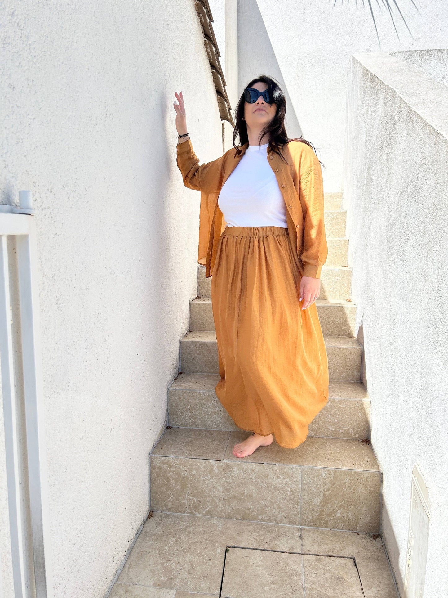 Eclat du Sud Ensemble - Chic Fluid Look, tenue fluide femme avec chemise ouverte sur t-shirt blanc et jupe ample, style estival moderne.
