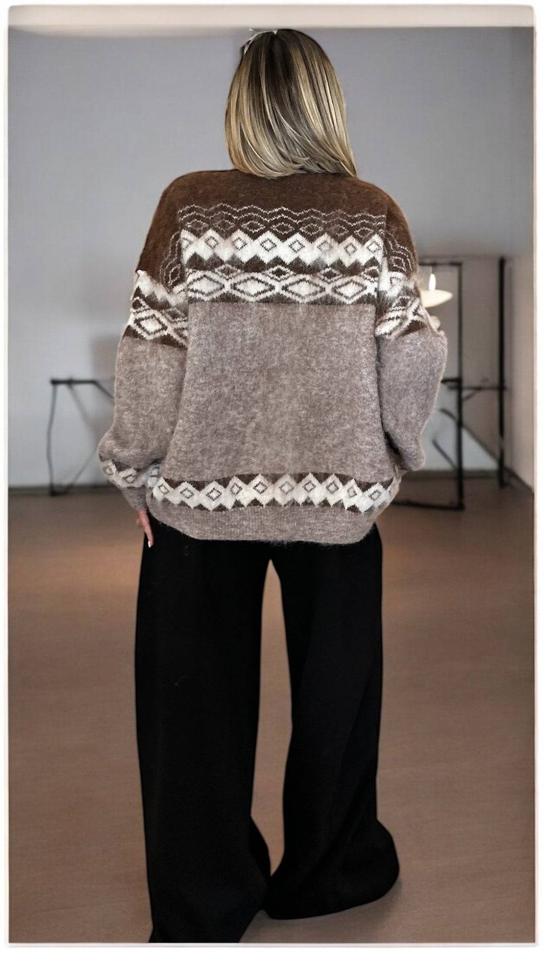 Dos du Gilet Jacquard - Aspen pour femme, coupe ample et confortable, motifs géométriques beige et marron, idéal pour un look cocooning hivernal.