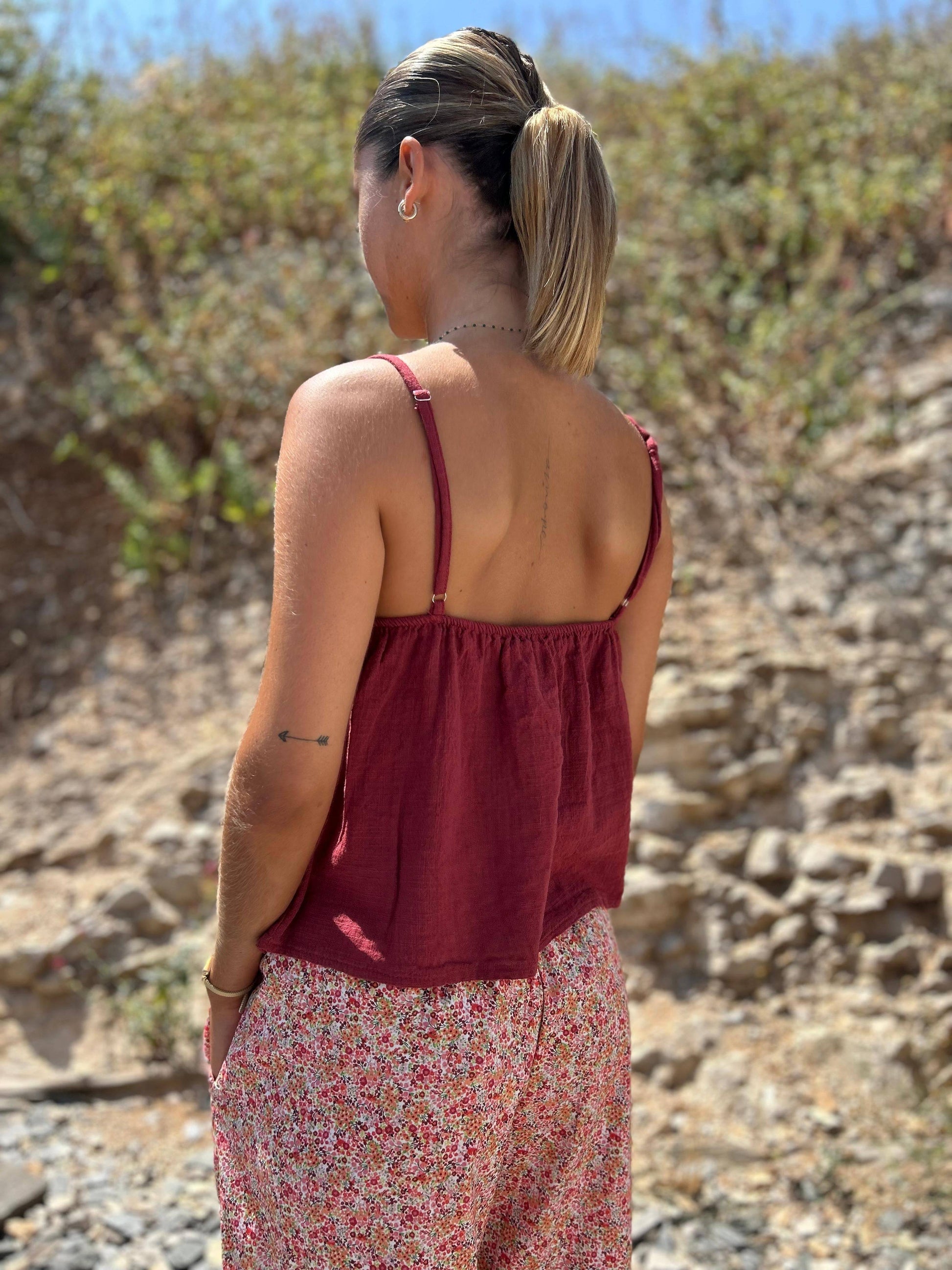 Vue arrière du top Camélia bordeaux Johanna Paris, coupe fluide et bretelles réglables, vêtement d'été bohème chic pour femme.