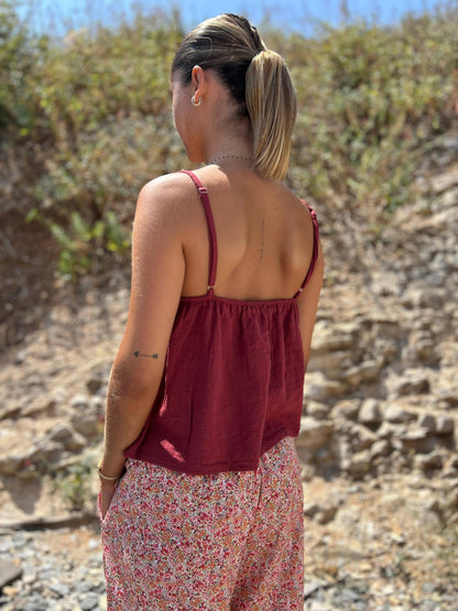 Vue arrière du top Camélia bordeaux Johanna Paris, coupe fluide et bretelles réglables, vêtement d'été bohème chic pour femme.