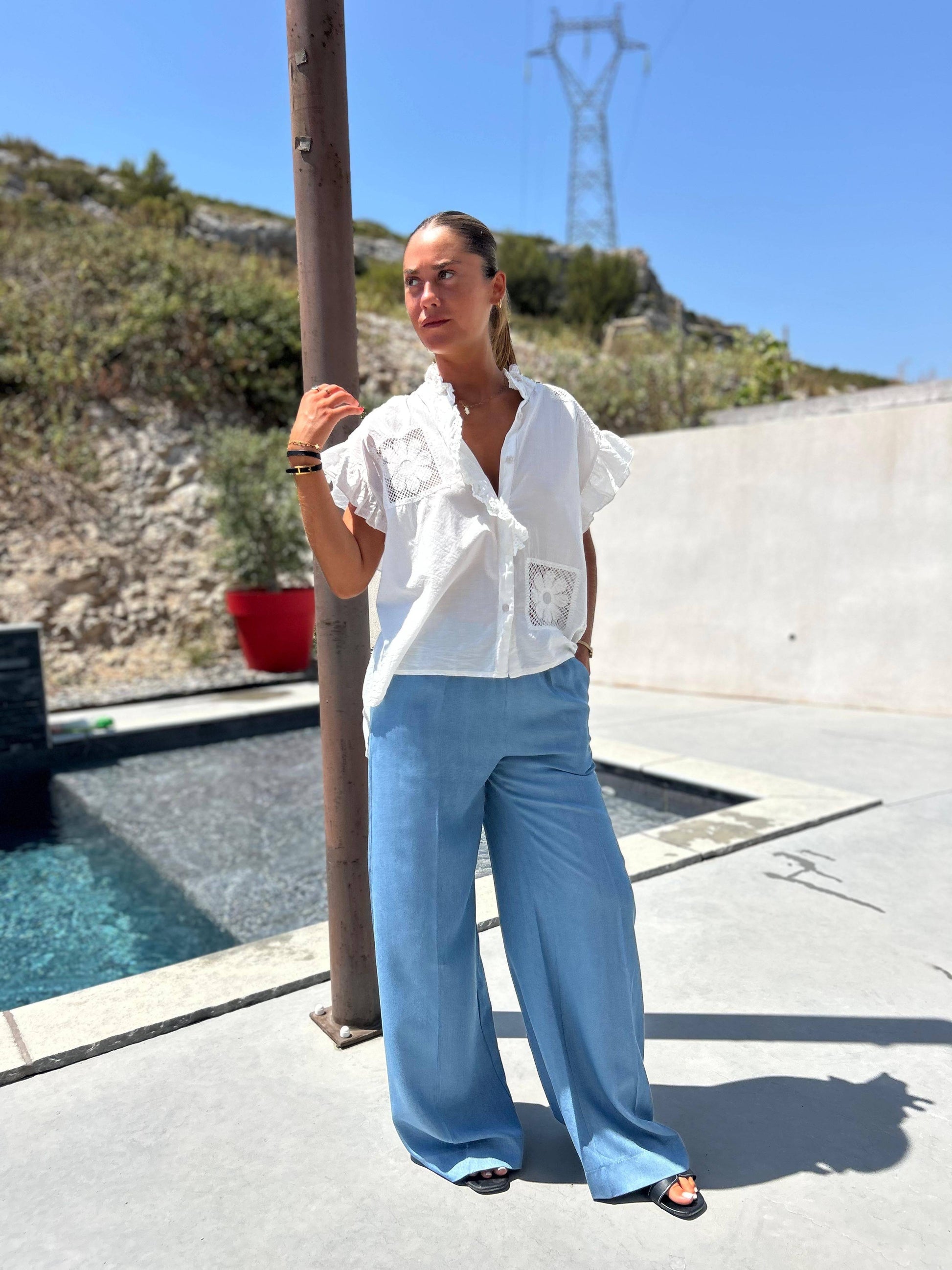 Pantalon fluide femme Johanna Paris bleu ciel, style loose avec taille élastique, parfait pour un confort chic en été, taille 34-36.