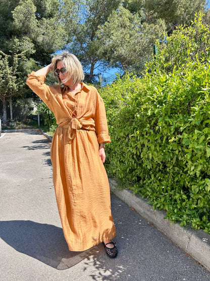 Ensemble Éclat du Sud chic et fluide, chemise nouée et jupe longue satinée, parfait pour un look féminin élégant et tendance au printemps.