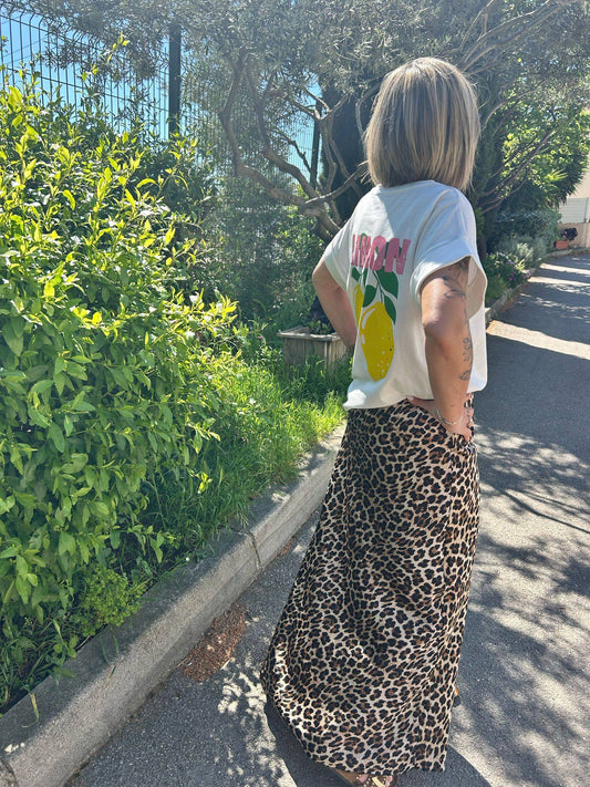 Jupe longue Léopard - Imprimé Léopard Femme | Légère, Chic portée avec un t-shirt blanc imprimé citron, look estival décontracté.