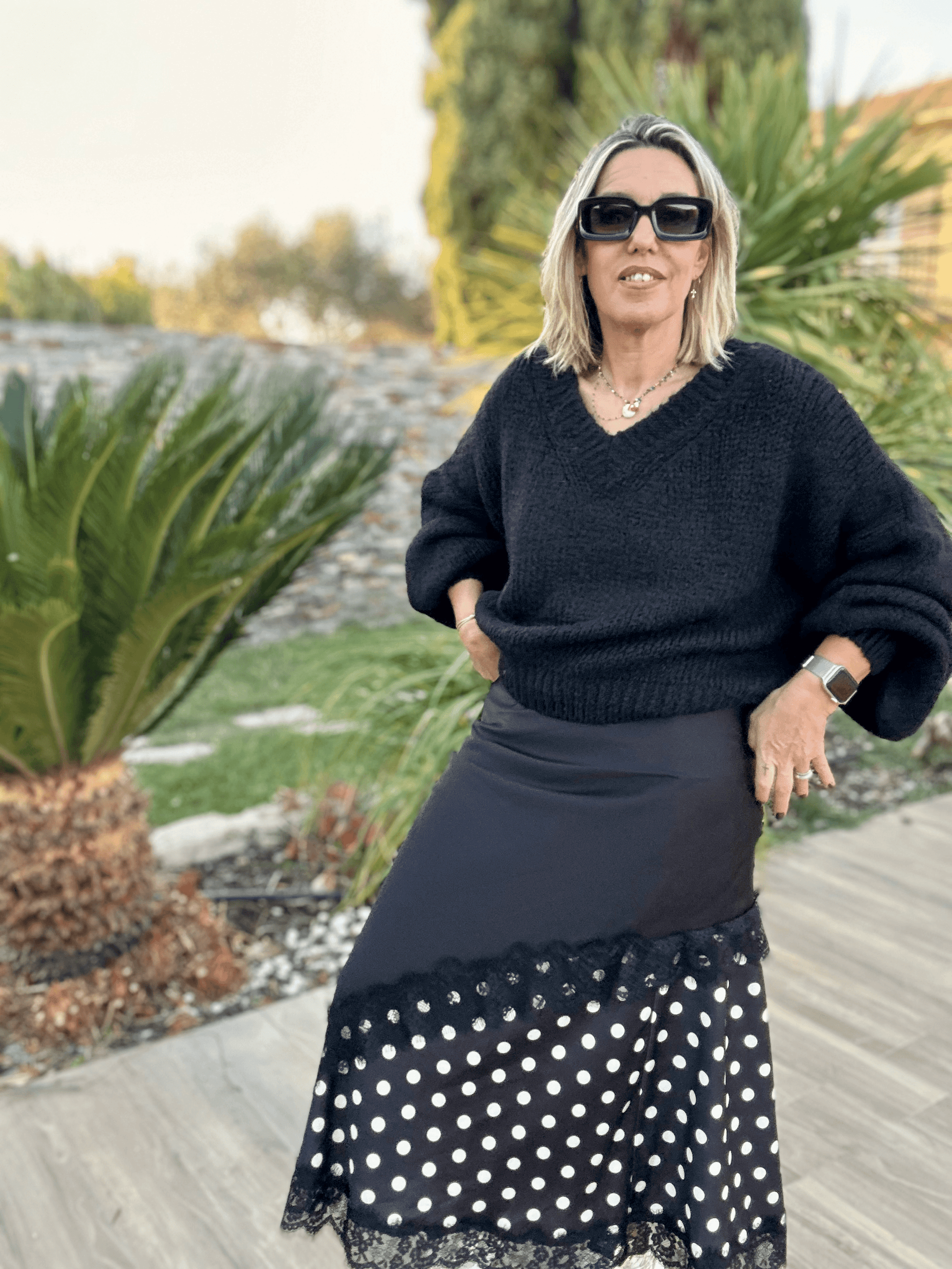 Jupe satinée à pois Stella fluide et chic avec détails en dentelle, parfaite pour un style automne-hiver raffiné et confortable.