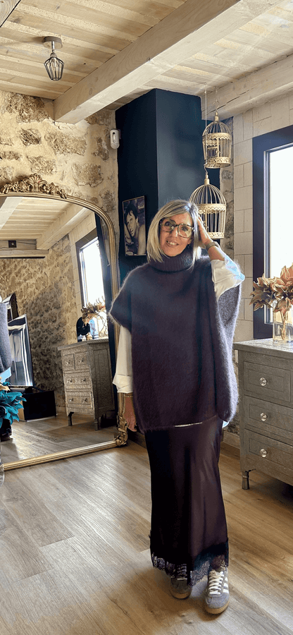 Jupe satinée Liora chocolat fluide avec dentelle, portée avec pull ample et chemise blanche. Tenue casual chic Johanna Paris automne.