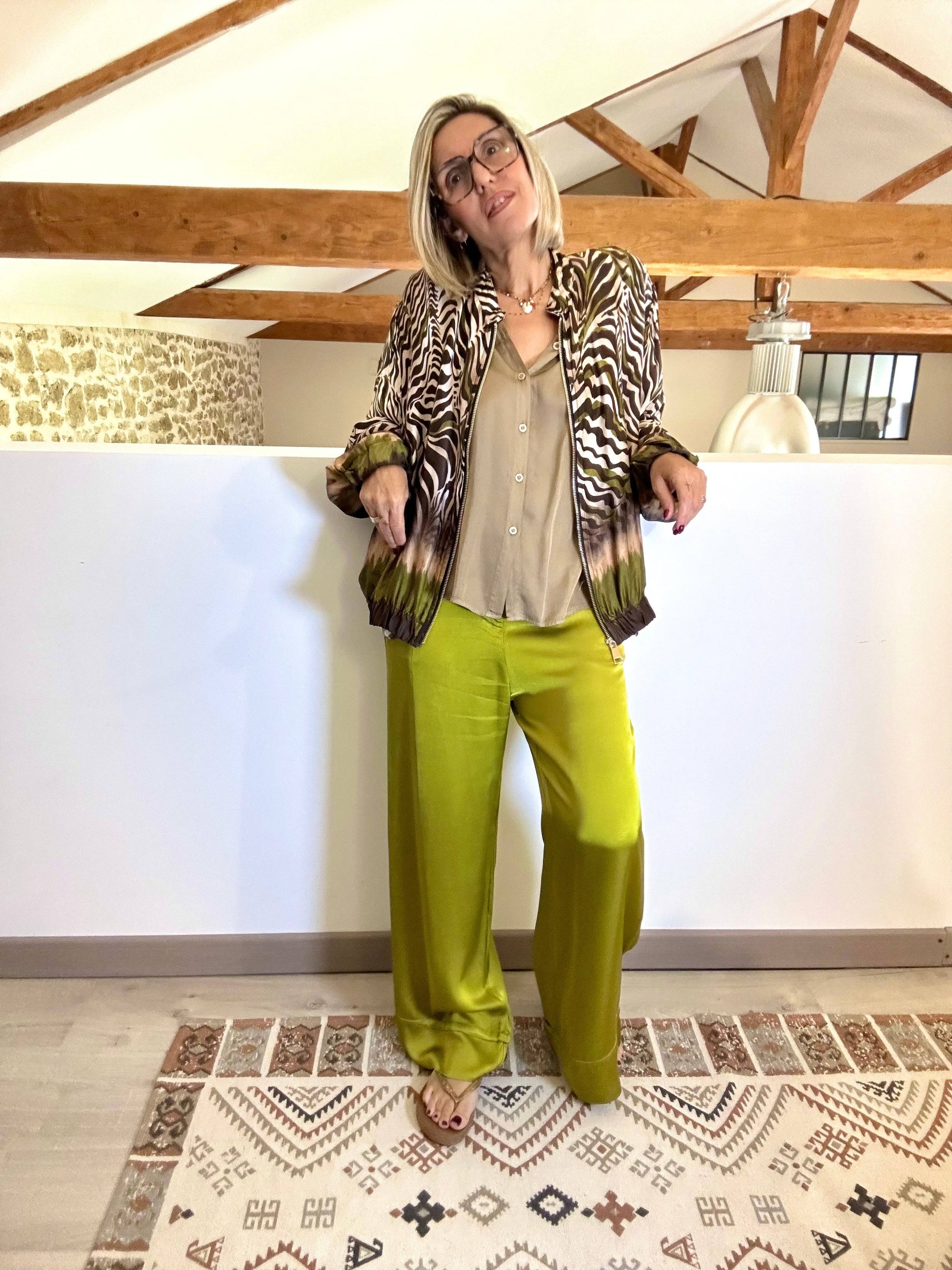 Pantalon Satiné Camille vert olive porté avec veste imprimée, look élégant et moderne, idéal pour un style raffiné et confortable au quotidien.