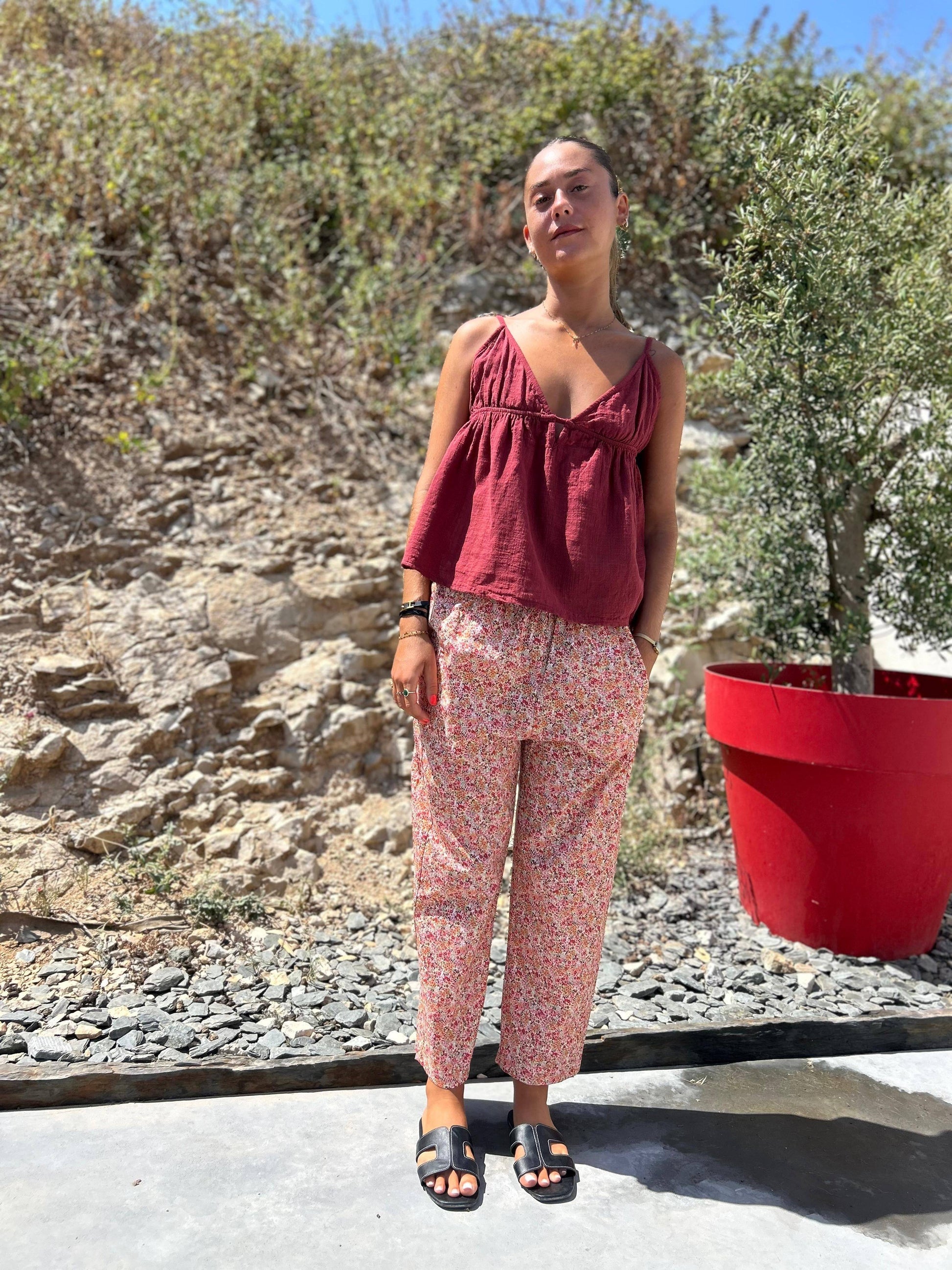 Top Camélia bordeaux Johanna Paris porté avec un pantalon imprimé, look bohème chic confortable et tendance pour la saison estivale.
