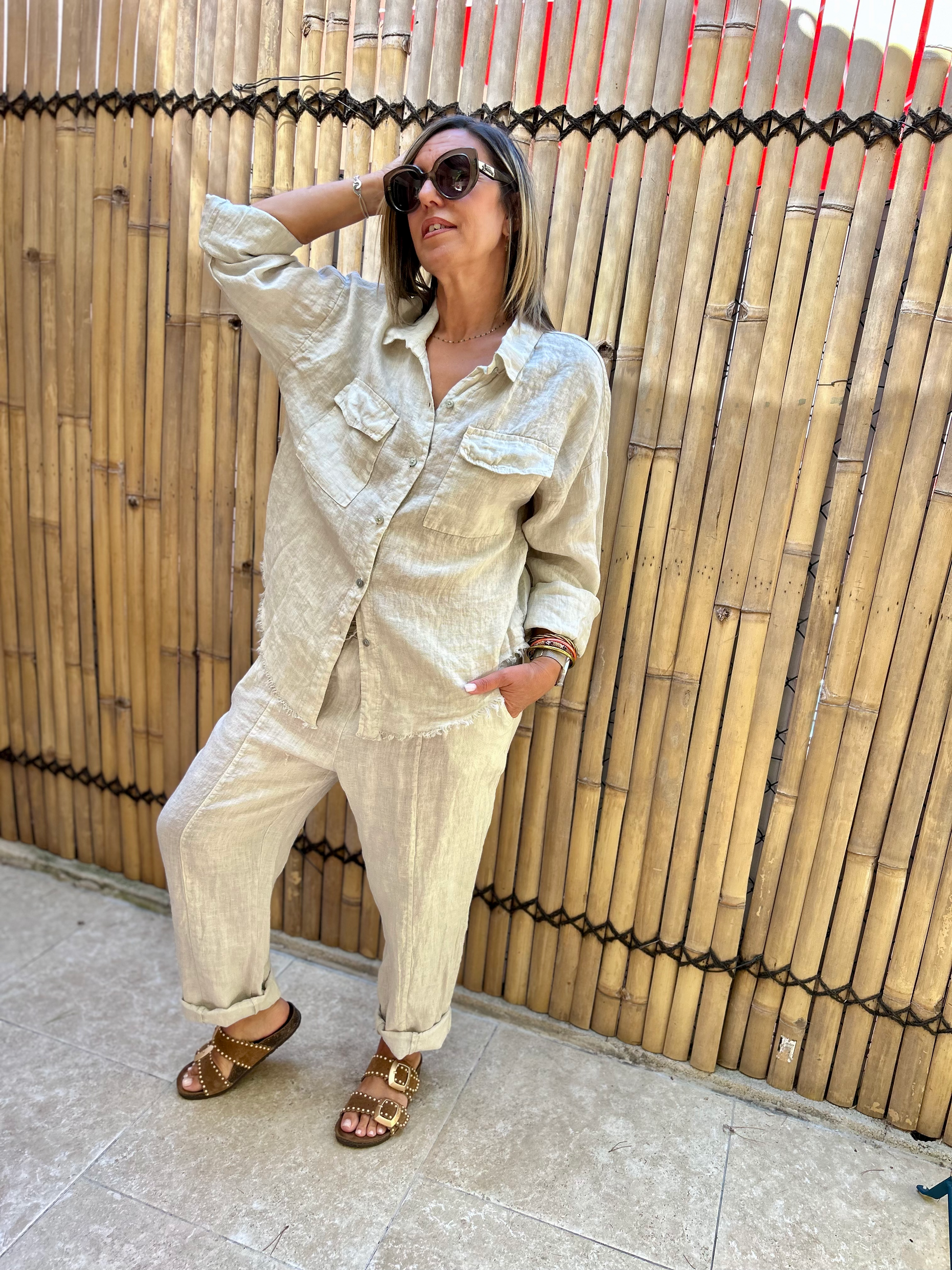 Look estival avec le pantalon LUCA en lin beige, coupe ample et taille élastique, parfait pour un style relax chic fabriqué en Italie.