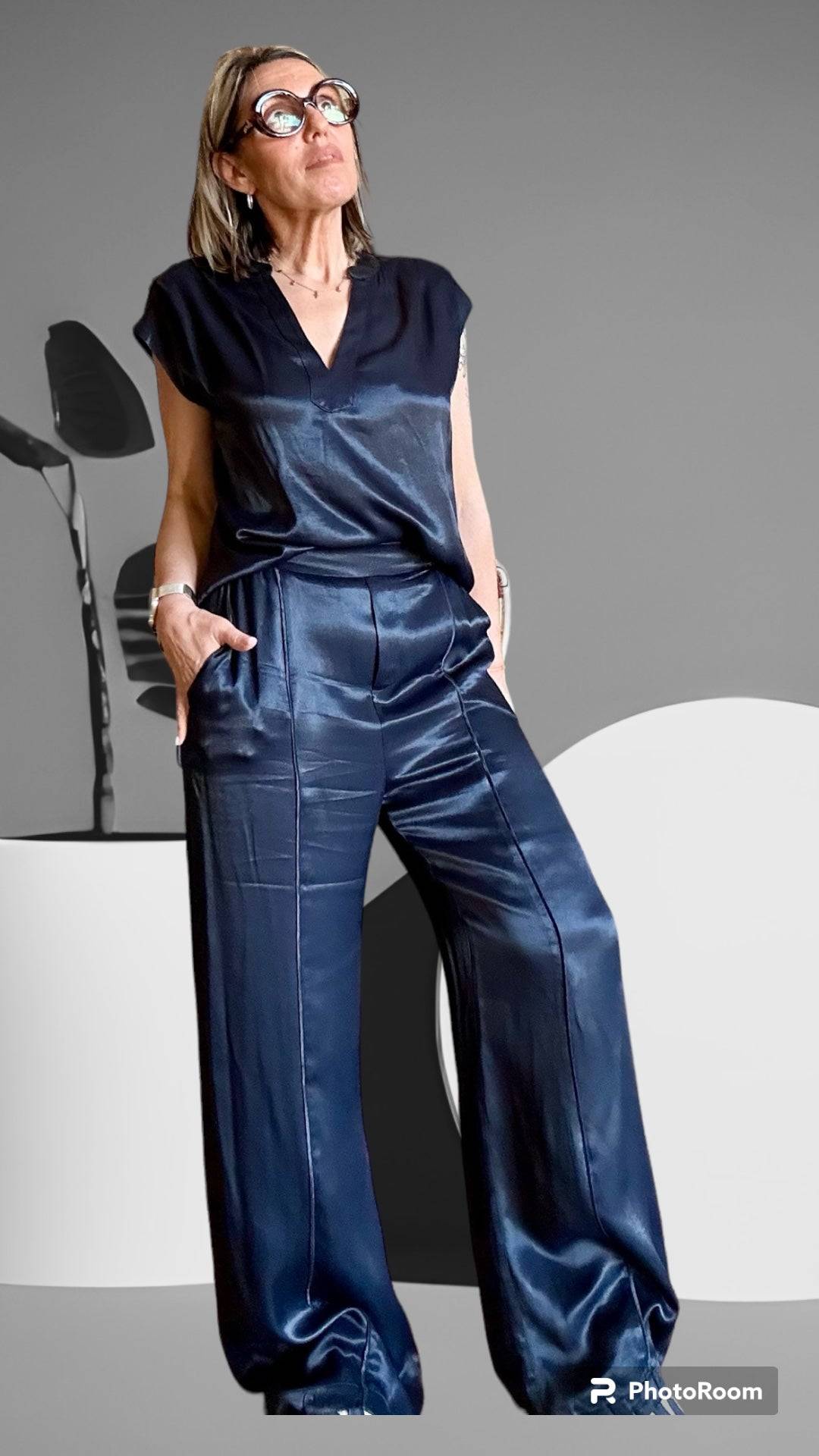 ensemble satinée pantalon large et tee-shirt assorti bleu nuit 