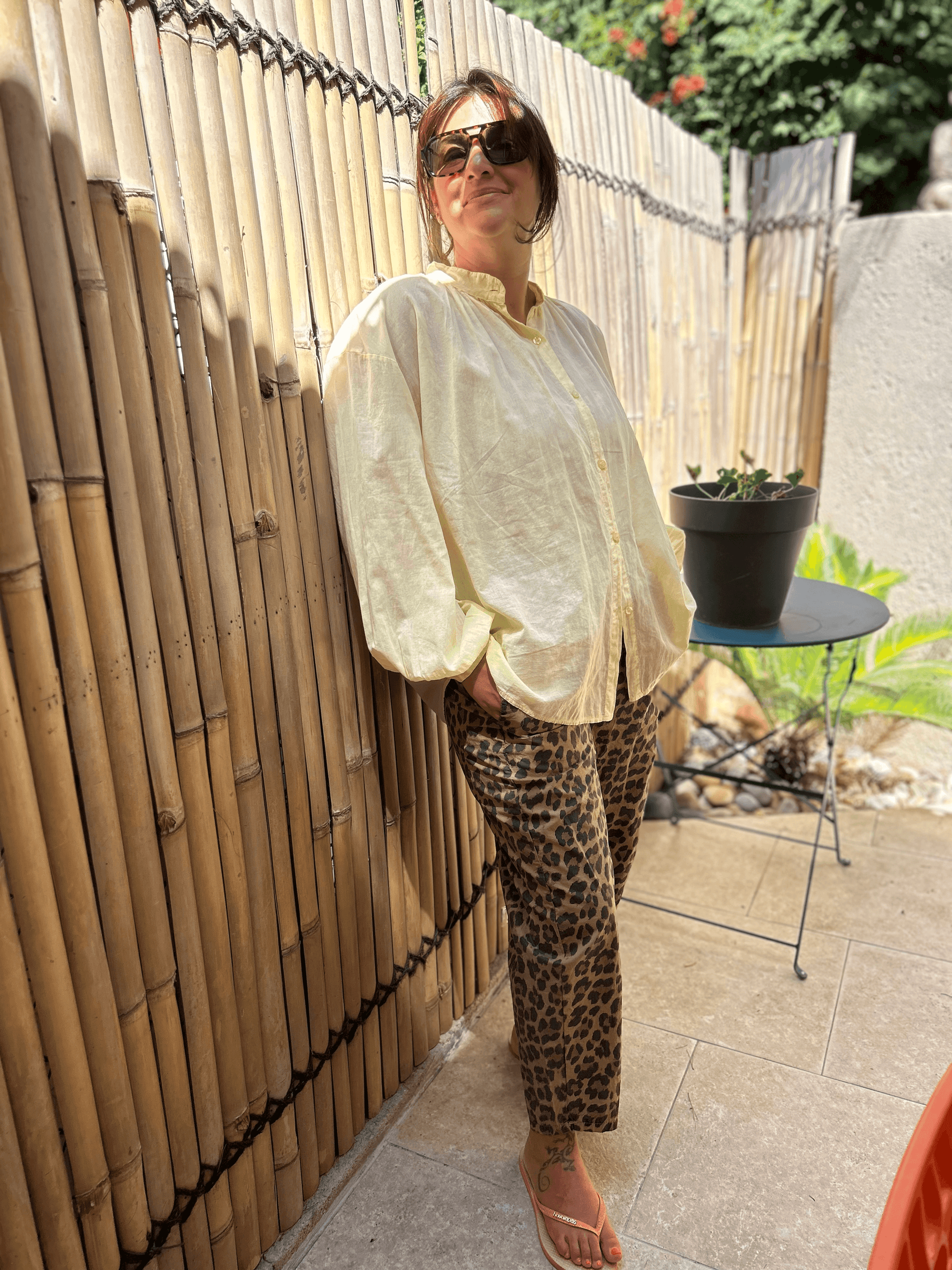 Pantalon LÉO tendance léopard pour femme, léger et taille unique 36-42, assorti à une chemise ample, idéal pour l'été. Marque Johanna Paris.
