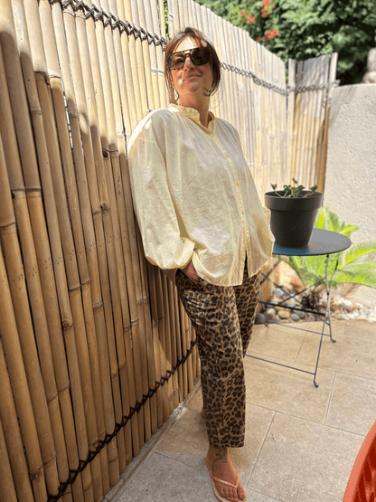 Pantalon LÉO tendance léopard pour femme, léger et taille unique 36-42, assorti à une chemise ample, idéal pour l'été. Marque Johanna Paris.