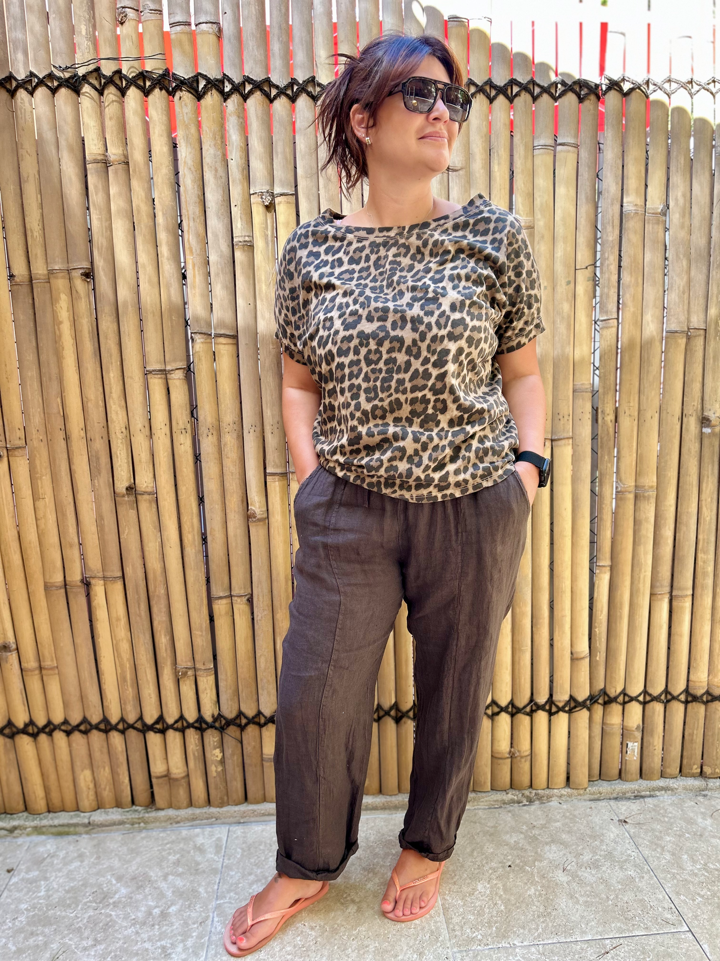 Pantalon LUCA en lin noir porté avec un t-shirt léopard, coupe fluide et confortable, idéal pour un look casual féminin et élégant.