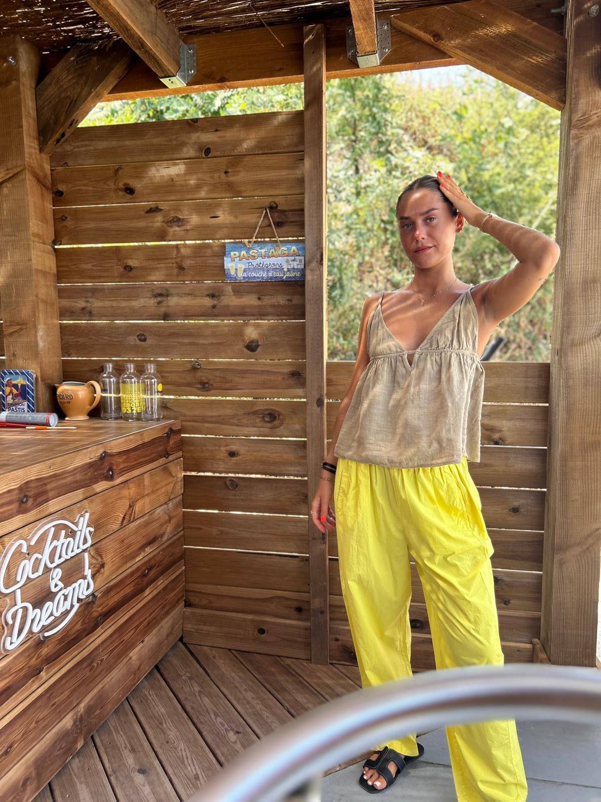 Top Camélia beige Johanna Paris en coton léger, look bohème chic d'été porté avec un pantalon jaune, idéal pour tailles 34 à 40.