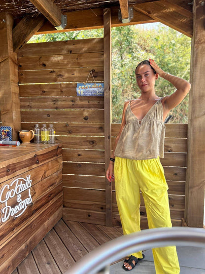Top Camélia beige Johanna Paris en coton léger, look bohème chic d'été porté avec un pantalon jaune, idéal pour tailles 34 à 40.