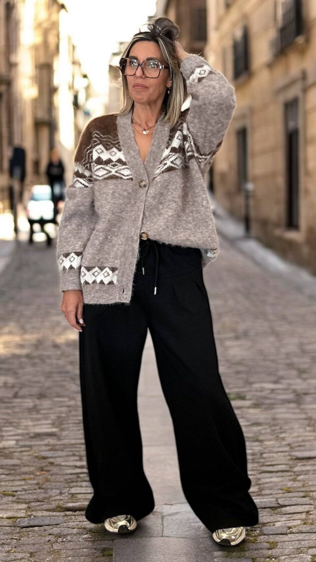 Pantalon Large & Chic confortable femme - Gaêlle noir, style jogging chic, porté en extérieur avec baskets et gilet épais, tendance 2025.