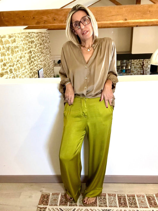 Pantalon Satiné Camille vert olive pour femme, coupe large et fluide, style chic et tendance 2025, avec poches pratiques et taille ajustable.