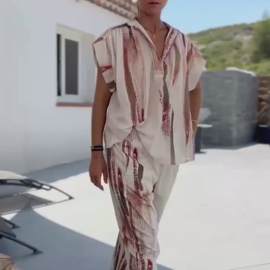 Pantalon Anouk - Johanna Paris porté en extérieur, coupe fluide et taille élastique, style chic et confortable pour femme moderne.