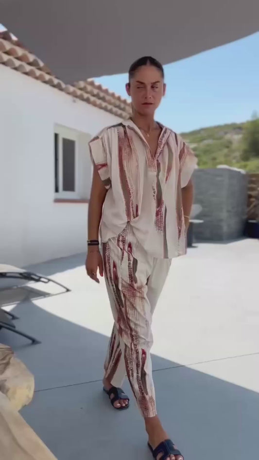 Pantalon Anouk - Johanna Paris porté en extérieur, coupe fluide et taille élastique, style chic et confortable pour femme moderne.