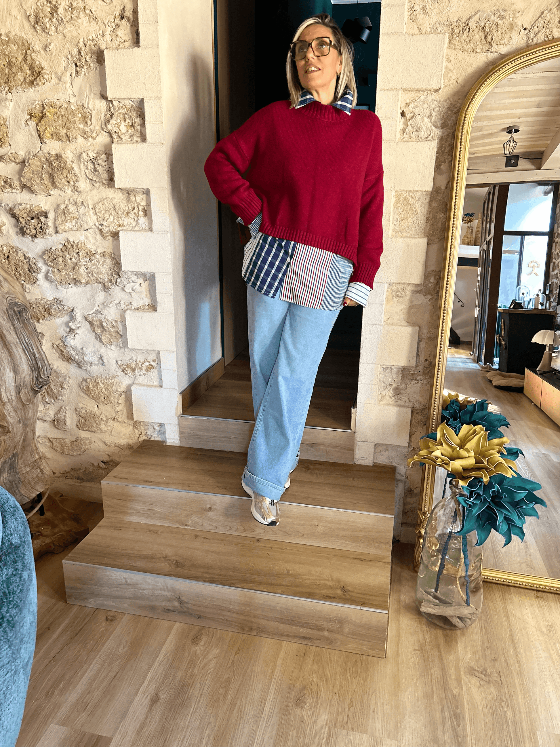 Look automne 2025 avec la chemise Alix sous un pull bordeaux, style oversize et décontracté pour femme chic urbaine.