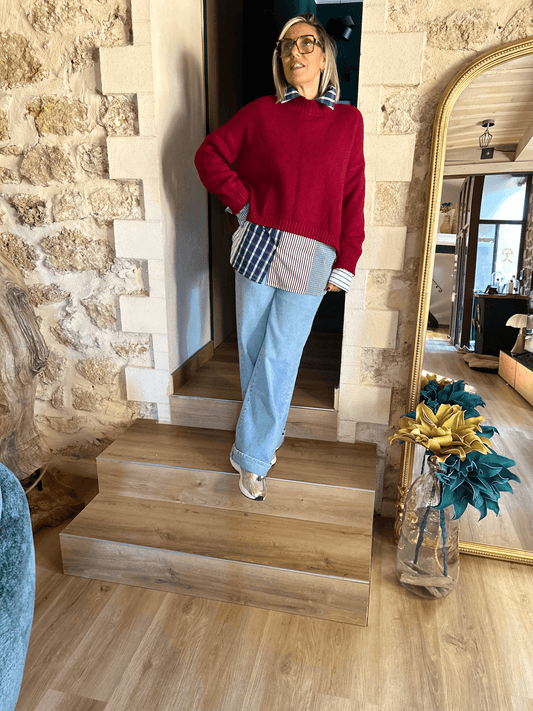 Look automne 2025 avec la chemise Alix sous un pull bordeaux, style oversize et décontracté pour femme chic urbaine.