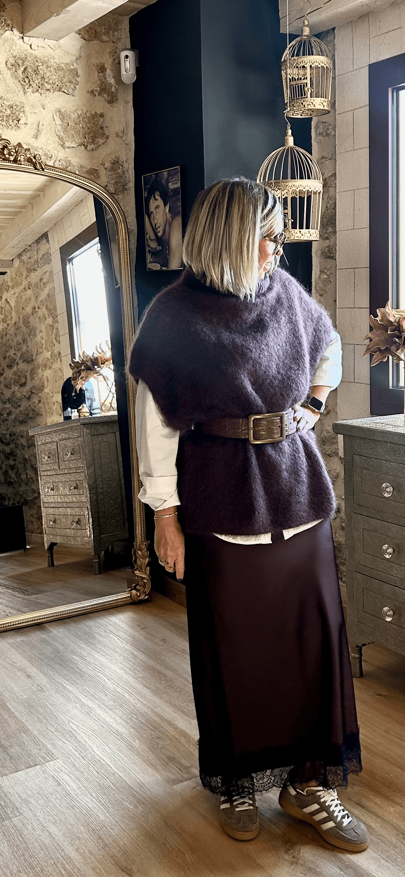 Sweater sans manches oversize Maia Johanna Paris, col roulé en mohair doux, stylisé avec une ceinture pour silhouette féminine et tendance.