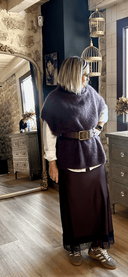 Sweater sans manches oversize Maia Johanna Paris, col roulé en mohair doux, stylisé avec une ceinture pour silhouette féminine et tendance.