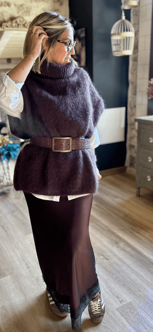 Pull Oversize sans manches Maia - Johanna Paris en mohair prune, porté avec ceinture large pour un look automne chic et décontracté.