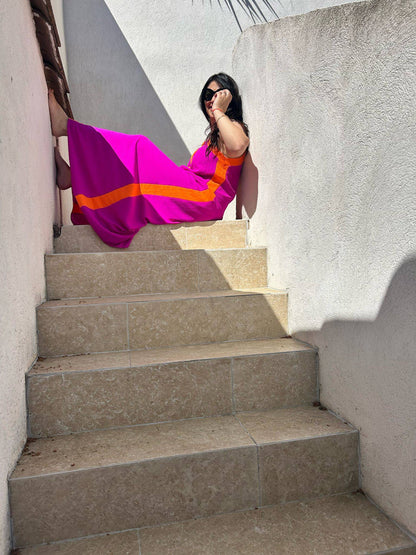 Robe longue Summer Vibes fluide et colorée, coupe ample, parfaite pour toutes morphologies, mise en valeur sur des escaliers ensoleillés.