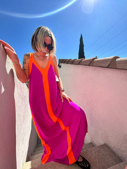 Robe fluide sans manches Summer Vibes, coupe ample et colorée, idéale pour un look estival décontracté, photographiée en extérieur.