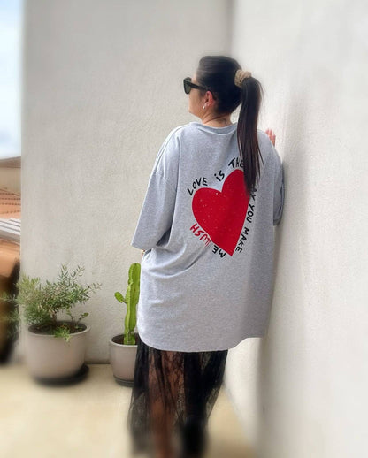 Robe T-Shirt Oversize grise avec grand imprimé cœur rouge au dos, look streetwear chic féminin, mode décontractée été 2025, tailles 36-44.