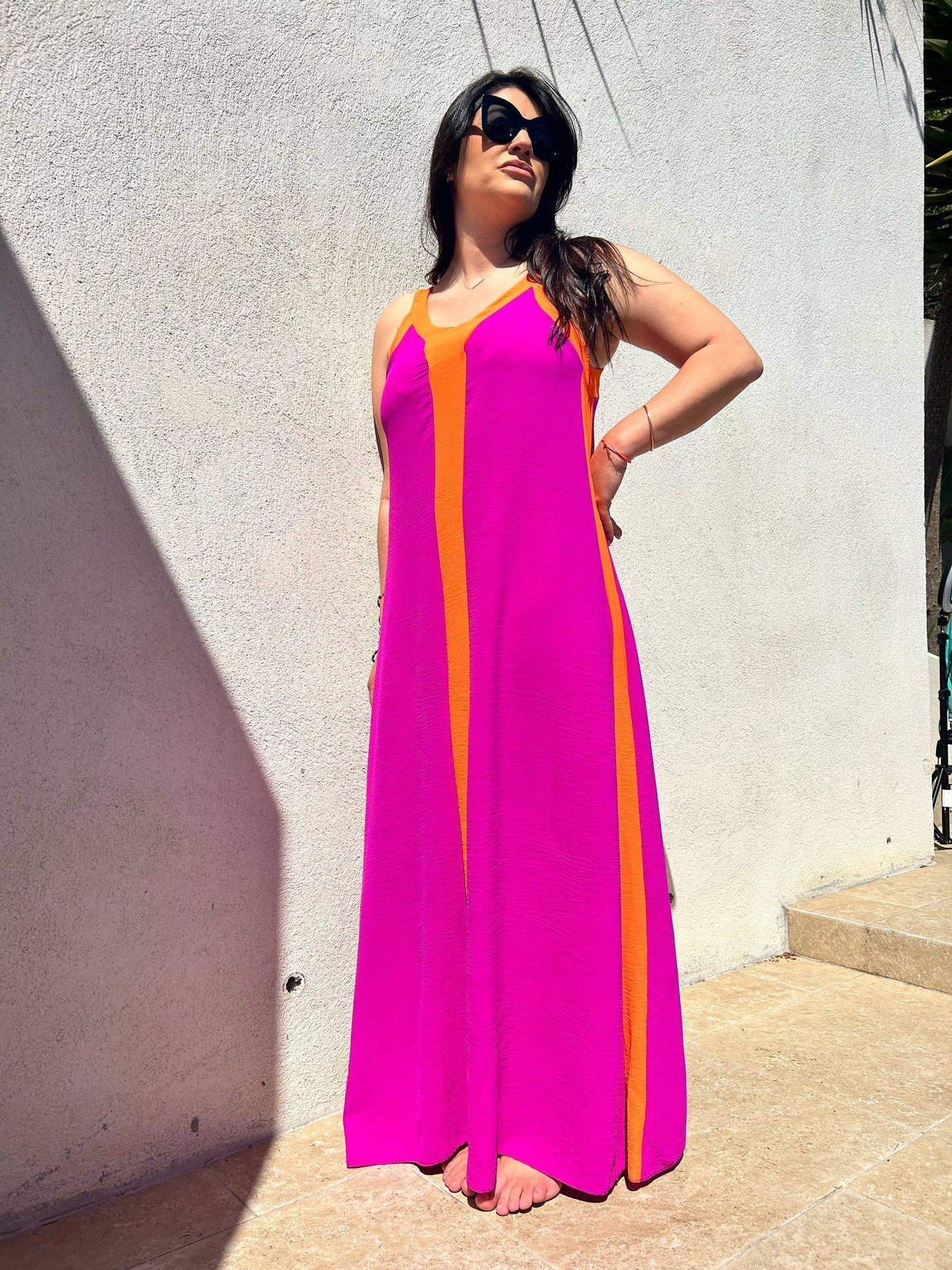 Robe chic d'été Summer Vibes, longue et légère, coloris rose et orange, portée pieds nus sous le soleil, tendance été 2025.