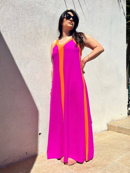 Robe chic d'été Summer Vibes, longue et légère, coloris rose et orange, portée pieds nus sous le soleil, tendance été 2025.