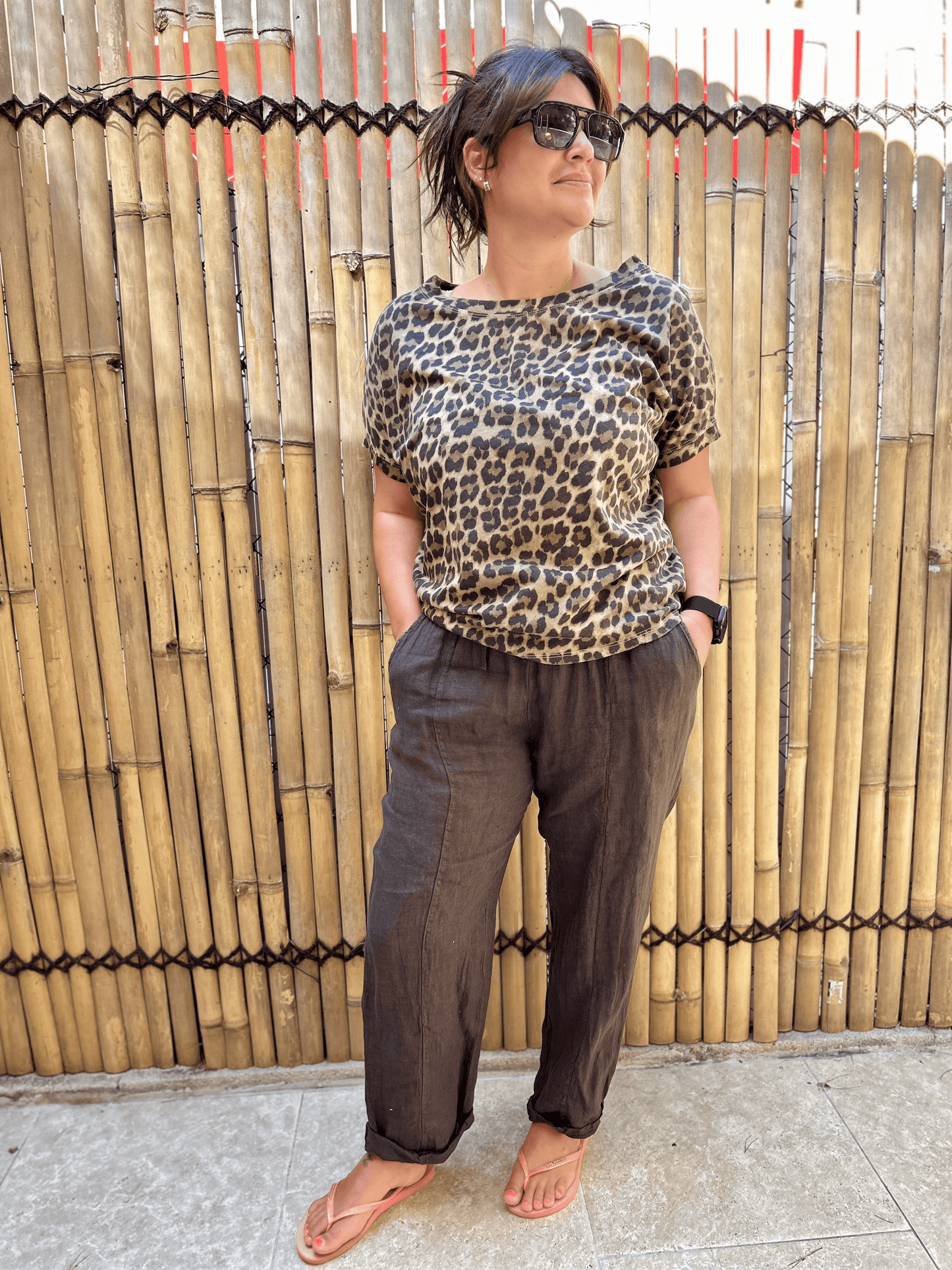 T-Shirt LÉO motif léopard porté avec un pantalon noir, t-shirt basique stylé en coton pour un look casual chic féminin.