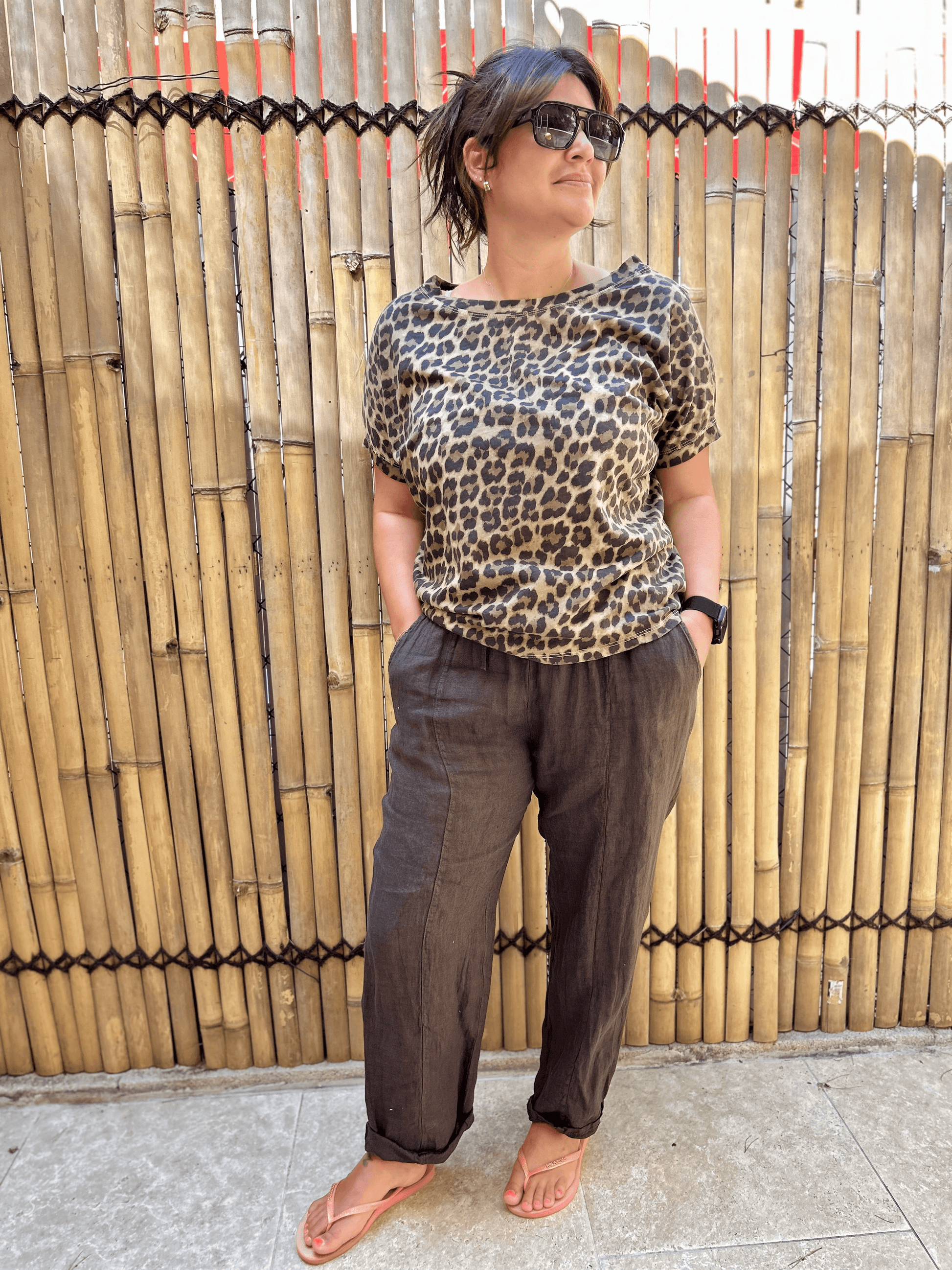 T-Shirt LÉO motif léopard porté avec un pantalon noir, t-shirt basique stylé en coton pour un look casual chic féminin.