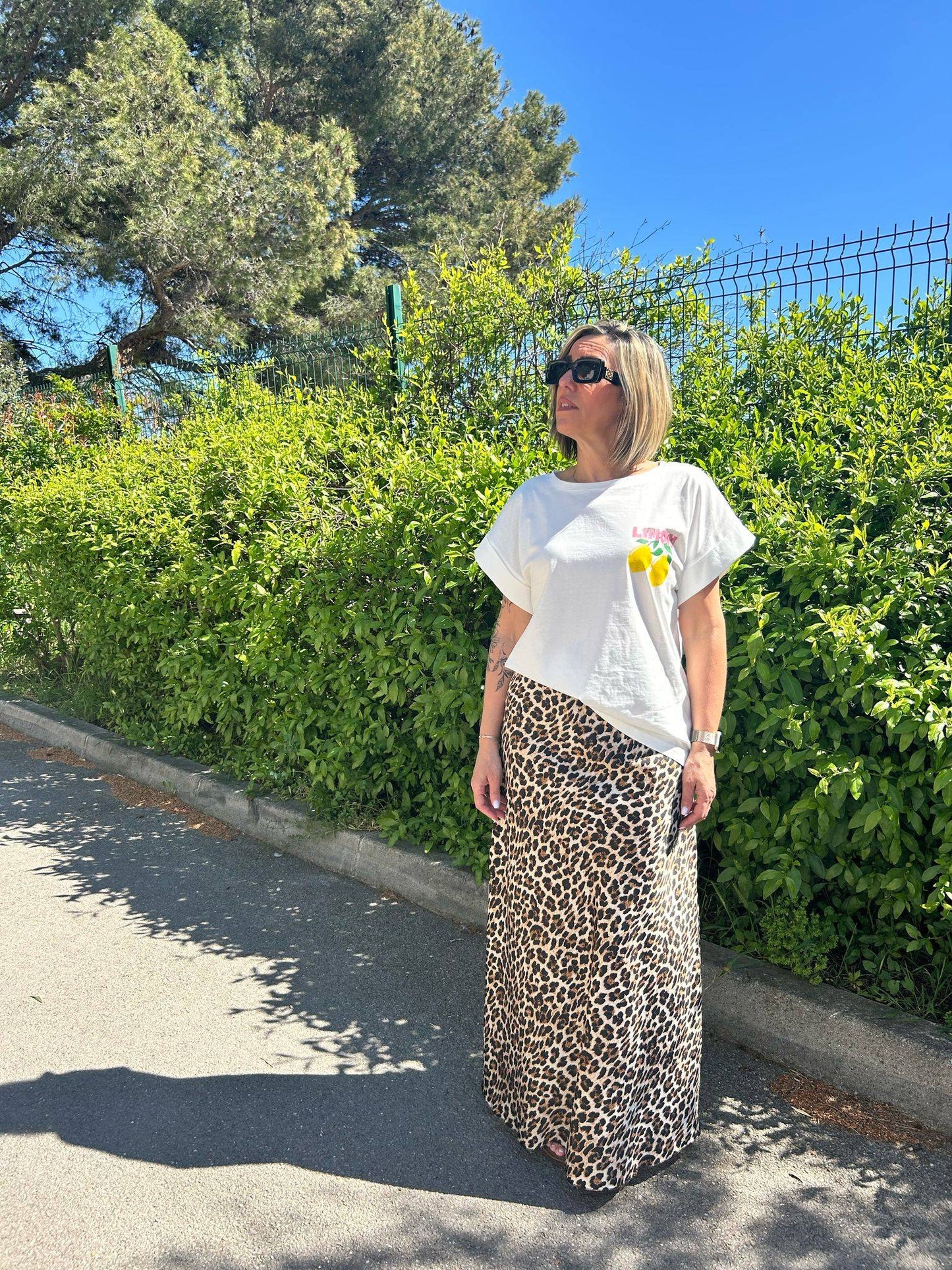 T-shirt Limoncello parfait pour l'été 2025, style décontracté avec imprimé fruité, associé à une jupe longue léopard pour un look estival tendance.