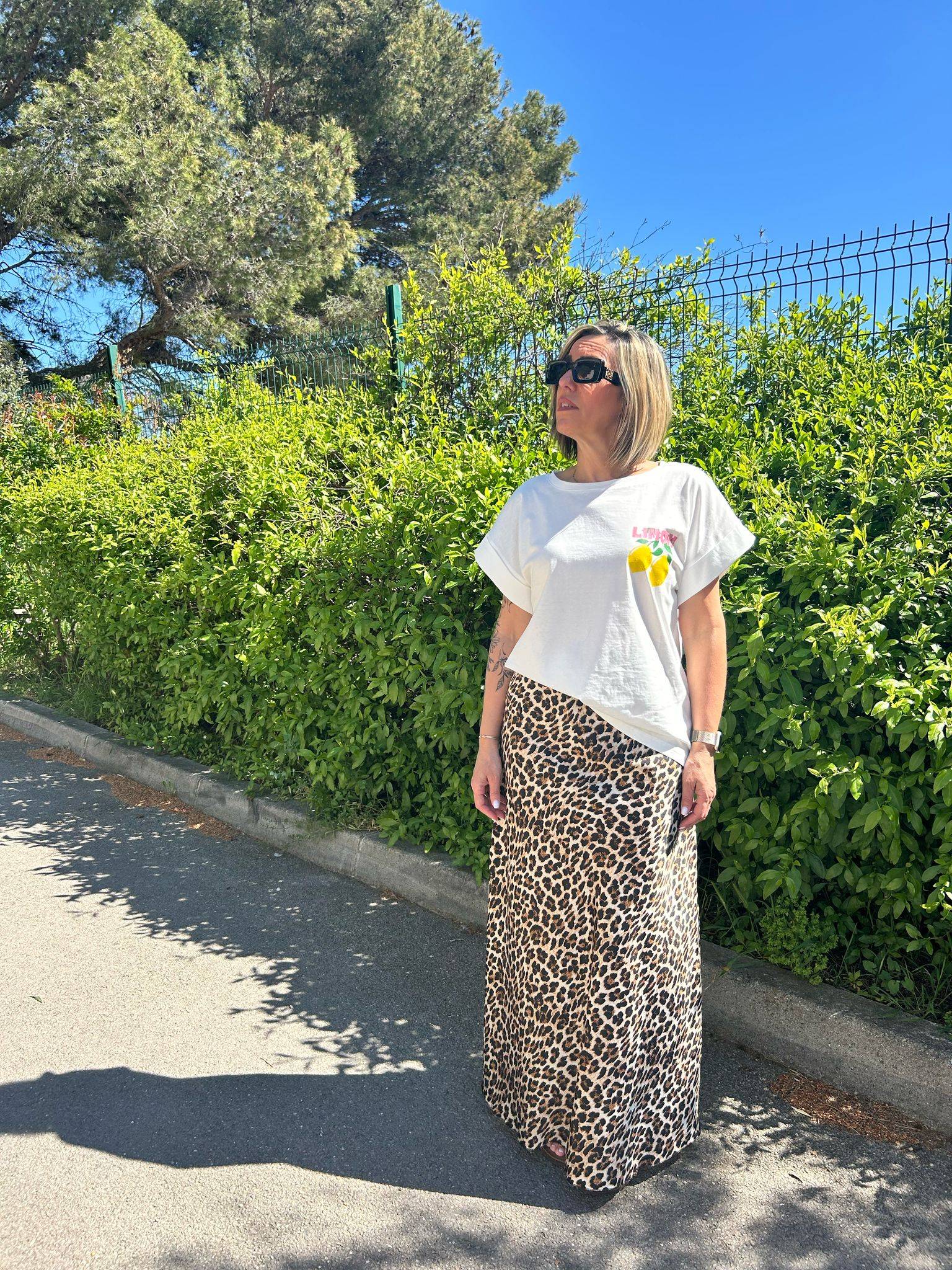 T-shirt Limoncello parfait pour l'été 2025, style décontracté avec imprimé fruité, associé à une jupe longue léopard pour un look estival tendance.