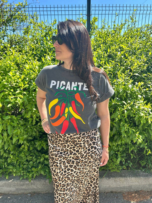 T-shirt imprimé piment Picante Pepper Print T-Shirt for Trendy Look 2025 porté avec une jupe léopard, parfait pour un look estival tendance.