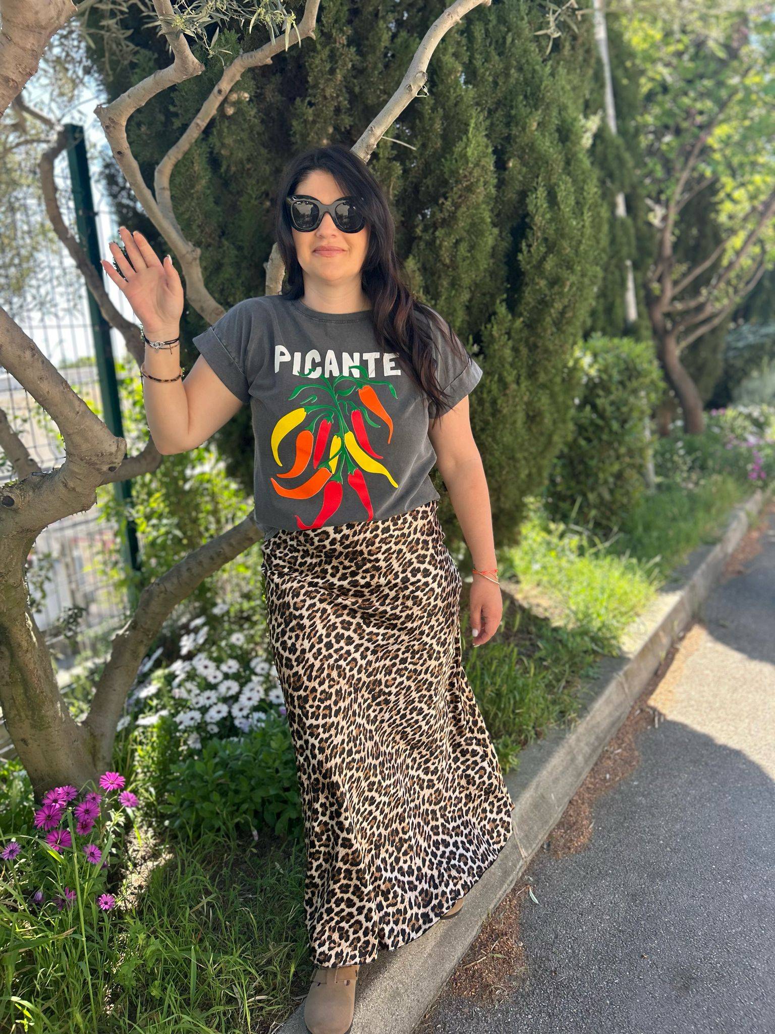 T-shirt imprimé piment Picante Pepper Print T-Shirt for Trendy Look 2025 en coton, porté avec une jupe longue léopard pour un style mode femme été 2025.