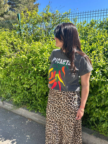 Tee-shirt gris Picante Pepper Print T-Shirt for Trendy Look 2025 avec imprimé piments colorés, associé à une jupe léopard pour l'été 2025.