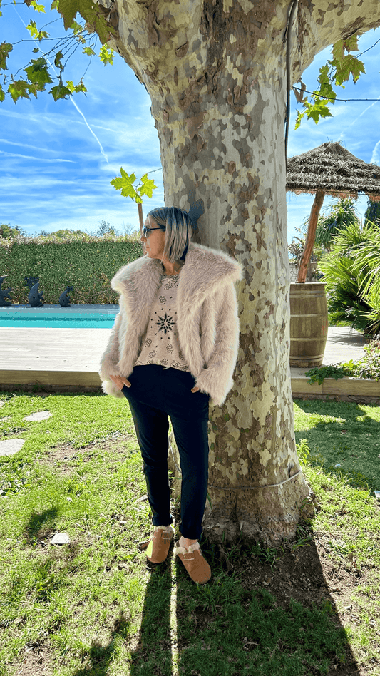 Veste Noémie en fausse fourrure crème, une pièce mode incontournable. Chic et confortable, elle apporte une touche sophistiquée à votre garde-robe.